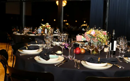 Table ronde dressée pour un dîner de gala d’entreprise