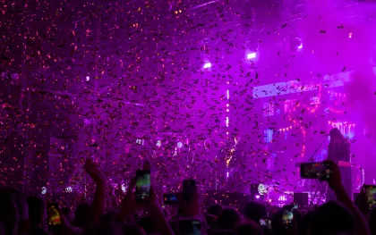 Piste de danse sous les lumières violettes et une pluie de confettis